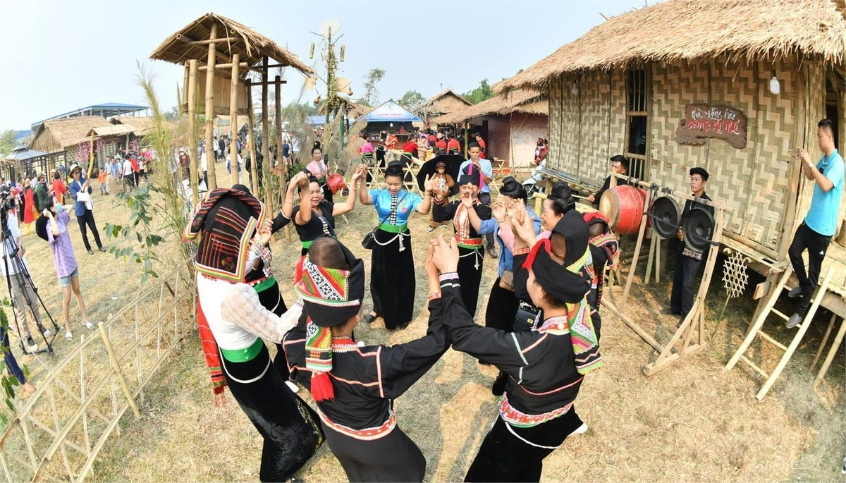 Điệu múa xòe truyền thống của đồng bào dân tộc Thái. Ảnh: BND. Điệu múa xòe truyền thống của đồng bào dân tộc Thái. Ảnh: BND.