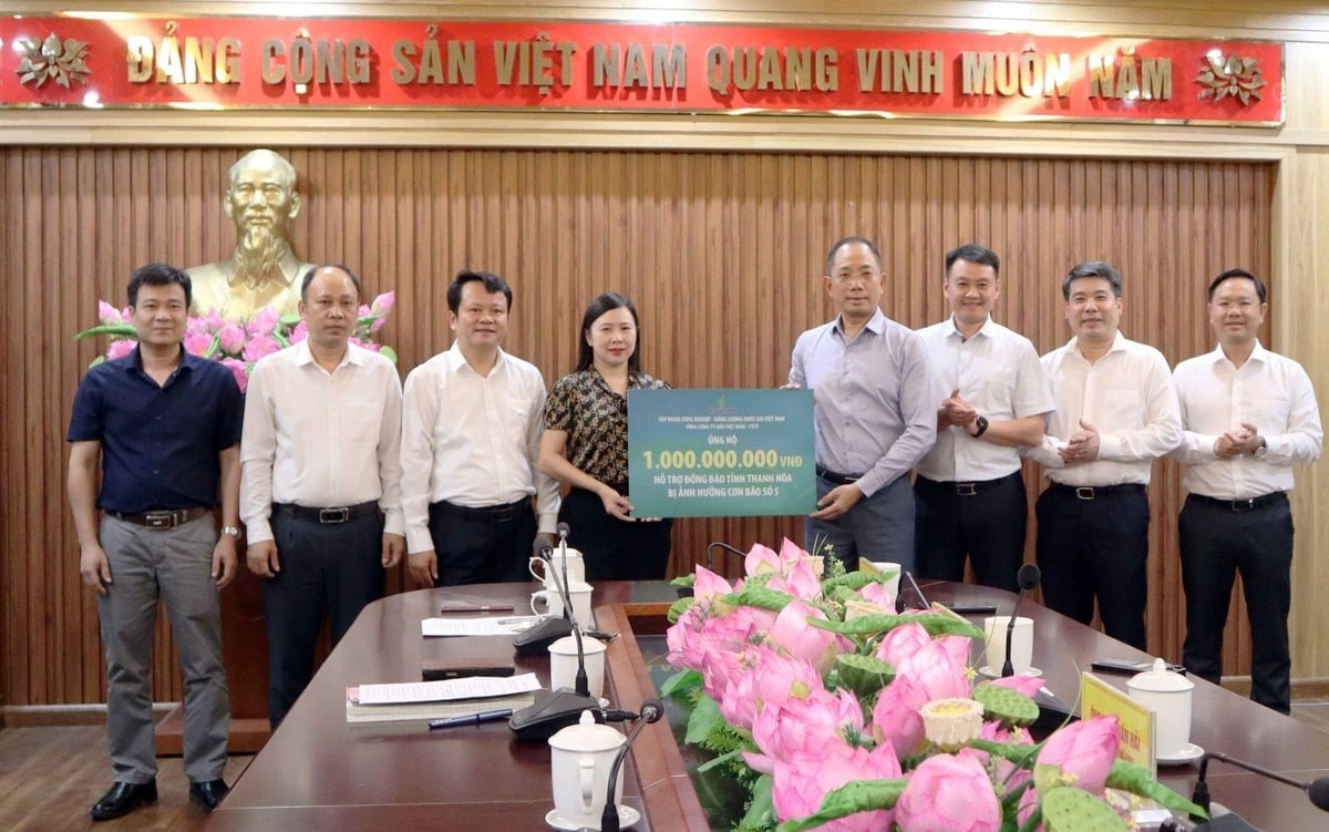 Ông Cao Hoài Dương - Bí thư Đảng ủy, Chủ tịch HĐQT PVOIL trao hỗ trợ khắc phục hậu quả bão số 5 cho tỉnh Thanh Hóa với sự tiếp nhận của đồng chí Nguyễn Thị Phương - Phó Bí thư Đảng ủy, Phó Chủ tịch Ủy ban MTTQ tỉnh Thanh Hóa. Ảnh: Petrovietnam.