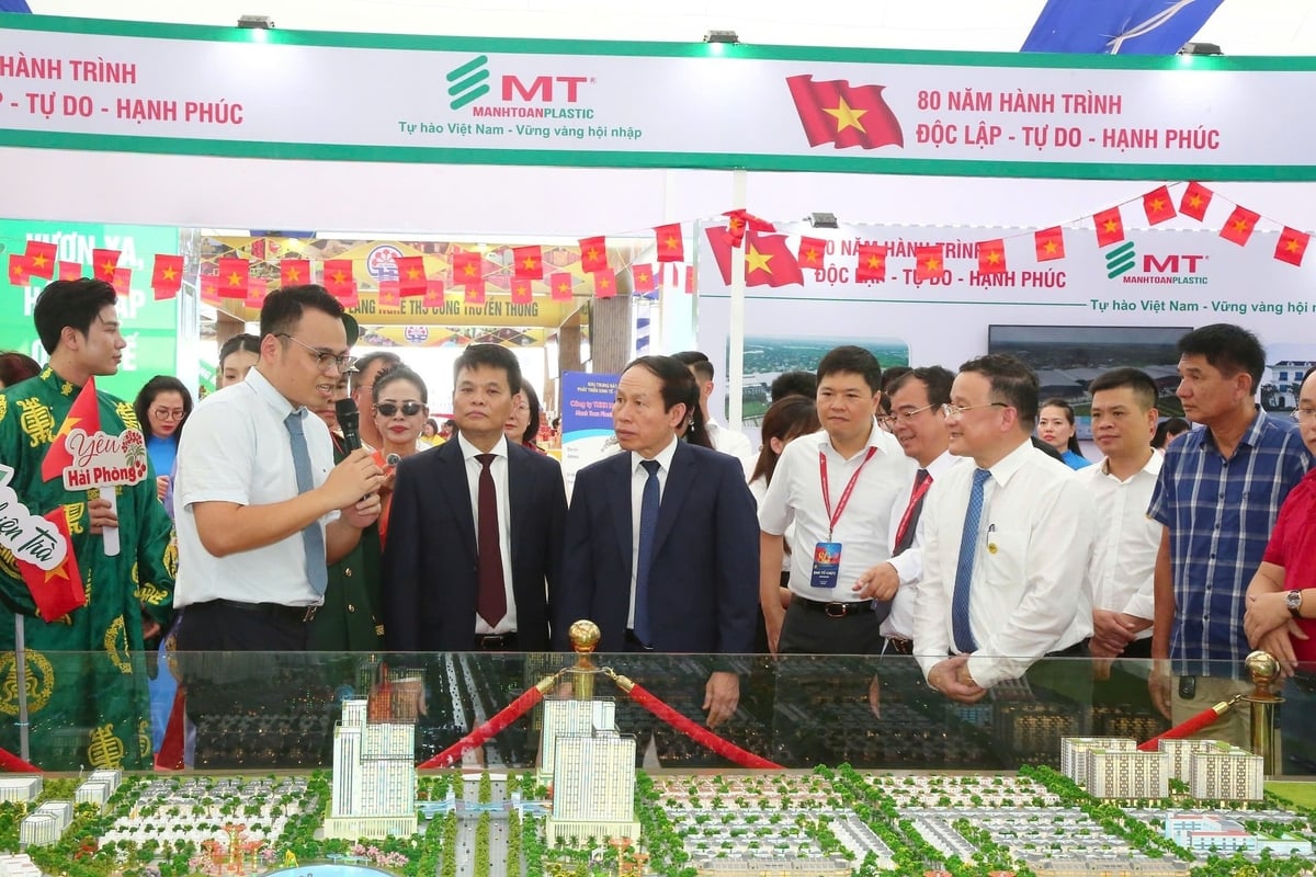 Lãnh đạo TP. Hải Phòng tham quan khu vực triển lãm của Hoàng Huy Group. Ảnh: Đàm Thanh.