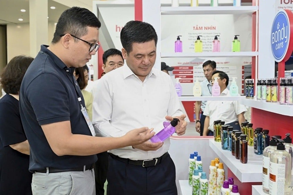 Bộ trưởng Bộ Công Thương Nguyễn Hồng Diên tham quan gian hàng LIXCO tại Triển lãm Thành tựu Kinh tế - Xã hội. Ảnh: LIXCO. Bộ trưởng Bộ Công Thương Nguyễn Hồng Diên tham quan gian hàng LIXCO tại Triển lãm Thành tựu Kinh tế - Xã hội. Ảnh: LIXCO.