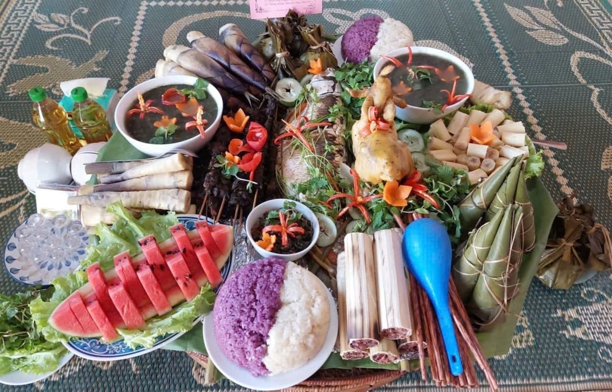 Mâm cơm đón Tết Độc lập của người Thái Nghệ An. Ảnh: Hà Huy.