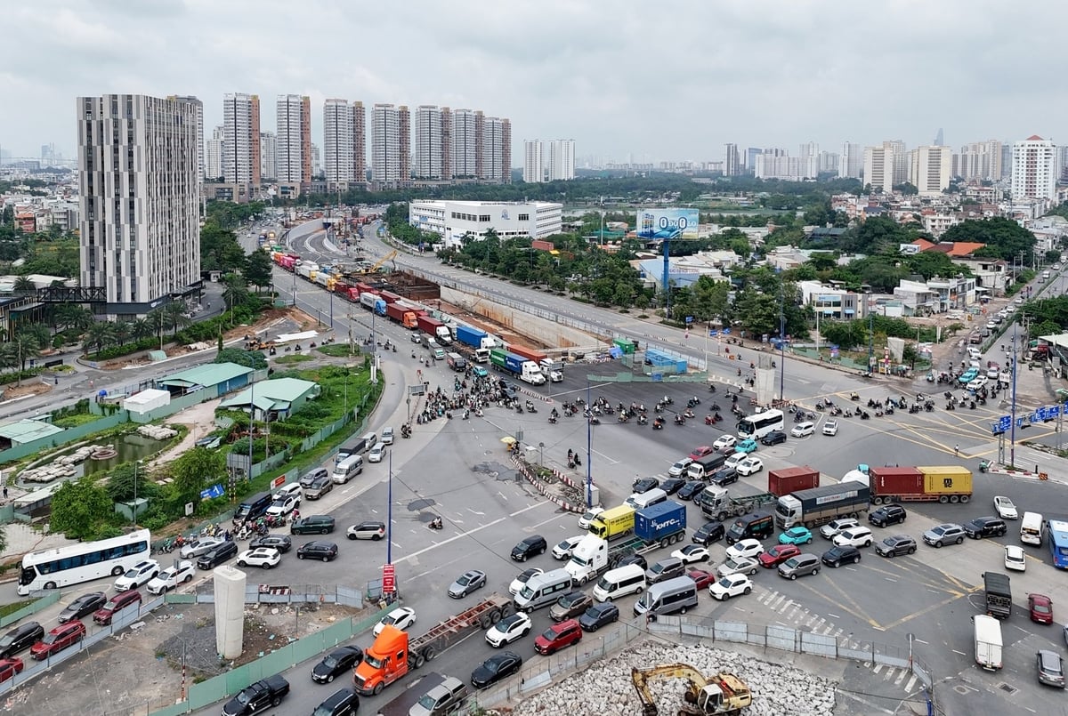 Dự án nút giao An Phú thường xuyên ùn ứ xe ở cả 4 hướng. Ảnh: Hồng Thủy. Dự án nút giao An Phú thường xuyên ùn ứ xe ở cả 4 hướng. Ảnh: Hồng Thủy.