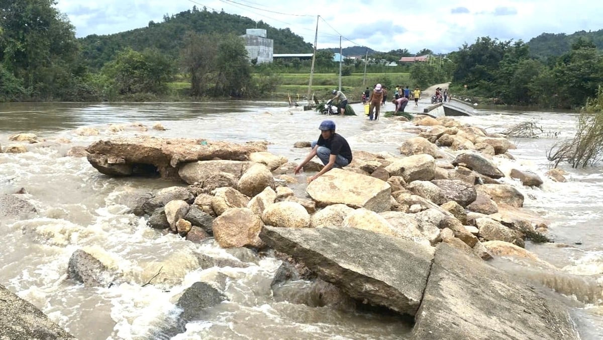 Phần lớn lớp đá, sỏi được gia cố trước đó đã bị nước lũ cuốn trôi. Ảnh: ĐL. Phần lớn lớp đá, sỏi được gia cố trước đó đã bị nước lũ cuốn trôi. Ảnh: ĐL.