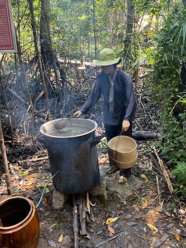 Mô phỏng sáng kiến nấu nước mặn thành nước ngọt của bộ đội đặc công rừng Sác. Ảnh: Phúc Lập.