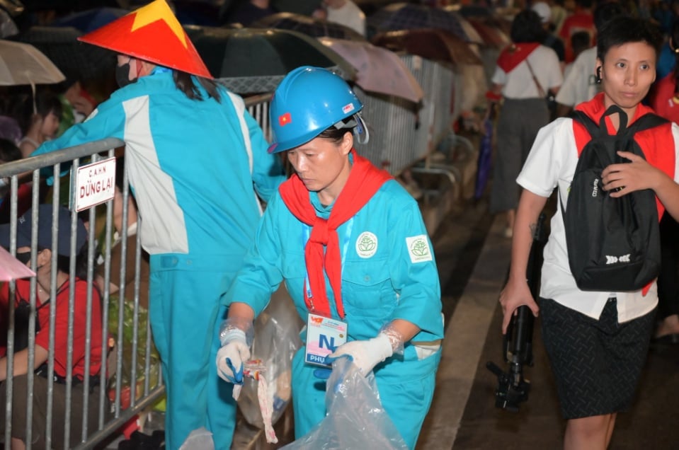 Họ đi 'xin rác'. Ảnh: Ngọc Hiệp. Họ đi 'xin rác'. Ảnh: Ngọc Hiệp.