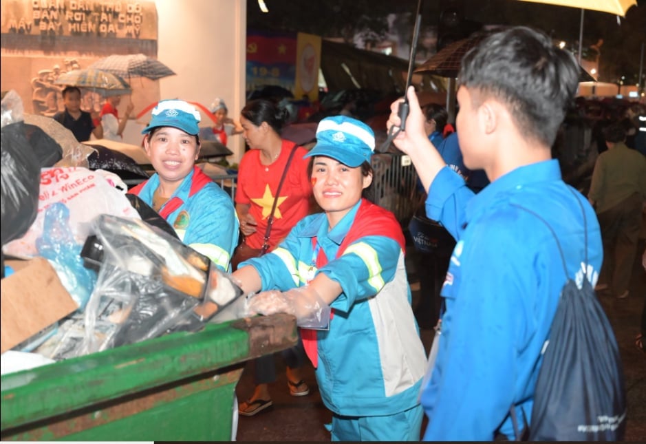 Công việc vất vả, mưa gió và thức đêm nhưng trên môi luôn thường trực nụ cười. Ảnh: Ngọc Hiệp. Công việc vất vả, mưa gió và thức đêm nhưng trên môi luôn thường trực nụ cười. Ảnh: Ngọc Hiệp.