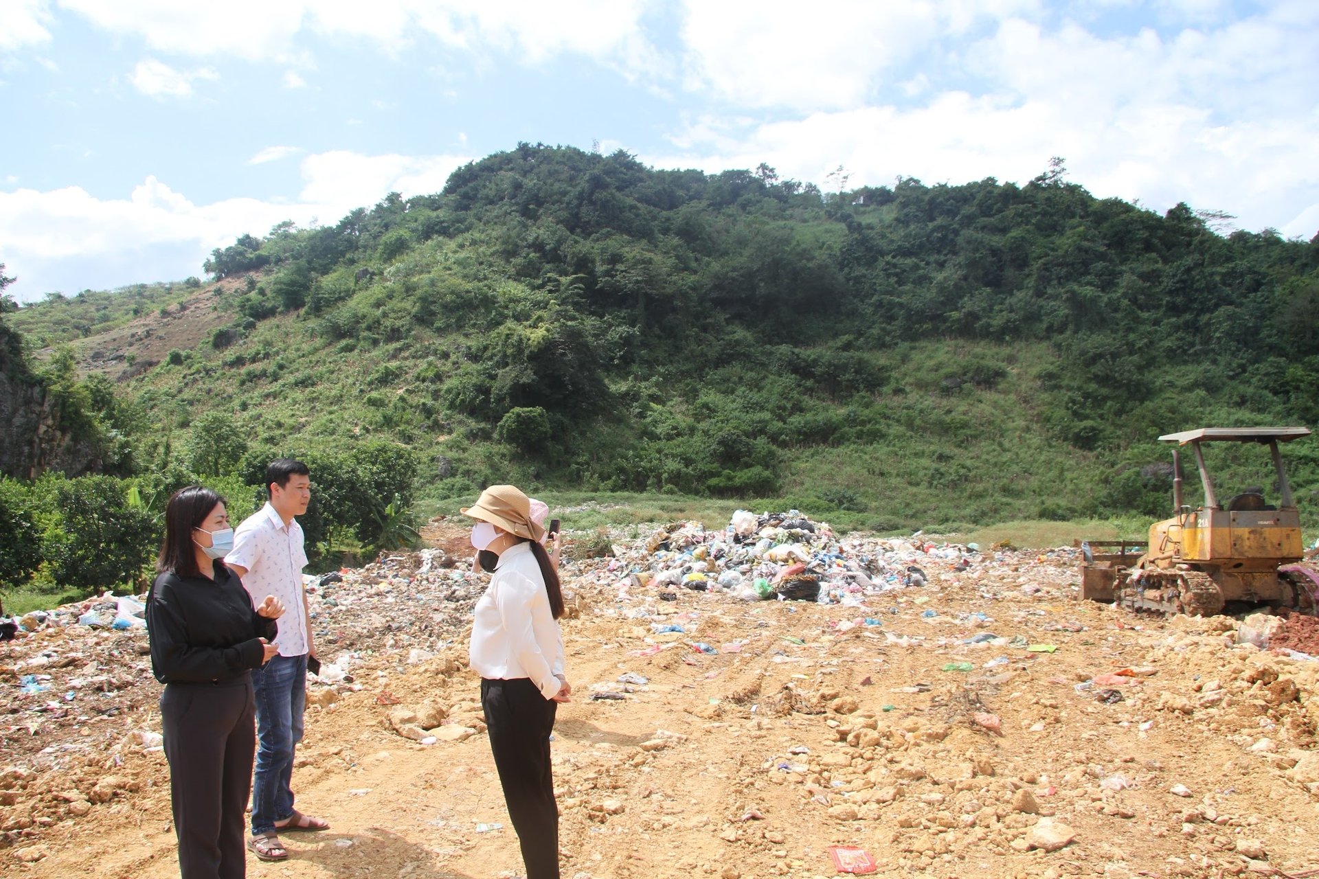 Đoàn kiểm tra của UBND tỉnh Sơn La giám sát công tác thu gom, vận chuyển, xử lý chất thải rắn sinh hoạt tại bãi rác Mộc Châu. Ảnh: Nguyễn Nga. Đoàn kiểm tra của UBND tỉnh Sơn La giám sát công tác thu gom, vận chuyển, xử lý chất thải rắn sinh hoạt tại bãi rác Mộc Châu. Ảnh: Nguyễn Nga.