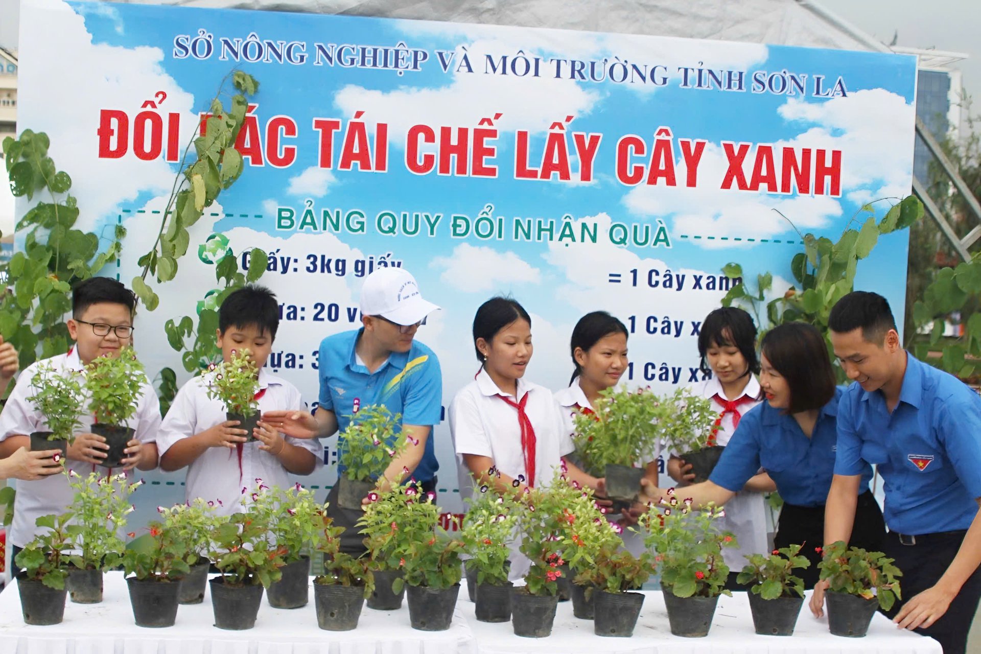 Sơn La duy trì triển khai hoạt động 'Đổi rác lấy cây xanh', lan tỏa thông điệp bảo vệ môi trường, hạn chế rác thải nhựa. Ảnh: Nguyễn Nga. Sơn La duy trì triển khai hoạt động 'Đổi rác lấy cây xanh', lan tỏa thông điệp bảo vệ môi trường, hạn chế rác thải nhựa. Ảnh: Nguyễn Nga.