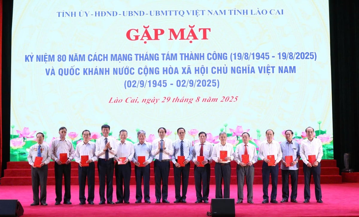 Lãnh đạo tỉnh Lào Cai tặng quà cho các đồng chí nguyên lãnh đạo tỉnh Hoàng Liên Sơn, tỉnh Yên Bái, tỉnh Lào Cai qua các thời kỳ. Ảnh: Bích Hợp. Lãnh đạo tỉnh Lào Cai tặng quà cho các đồng chí nguyên lãnh đạo tỉnh Hoàng Liên Sơn, tỉnh Yên Bái, tỉnh Lào Cai qua các thời kỳ. Ảnh: Bích Hợp.