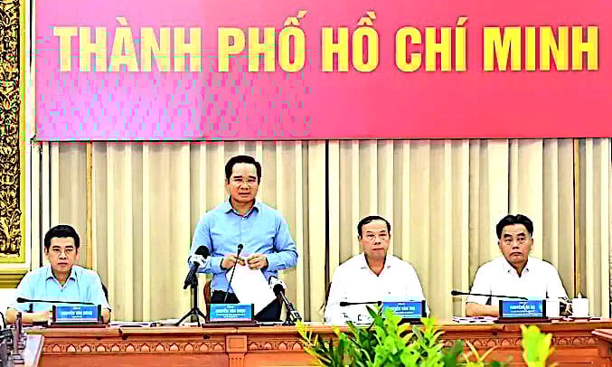 Thường trực UBND TP.HCM điều hành phiên họp kinh tế - xã hội UBND TP. Ảnh: Nguyễn Tiến.