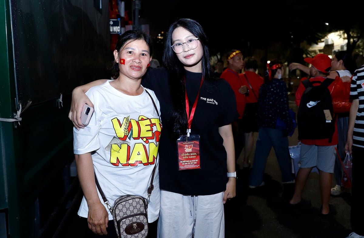 Nguyễn Đoàn Phương Thảo, sinh viên năm thứ ba Học viện Tài chính và mẹ là cô Đoàn Thị Hiếu gặp nhau trước buổi tổng duyệt. Ảnh: Khương Trung. Nguyễn Đoàn Phương Thảo, sinh viên năm thứ ba Học viện Tài chính và mẹ là cô Đoàn Thị Hiếu gặp nhau trước buổi tổng duyệt. Ảnh: Khương Trung.