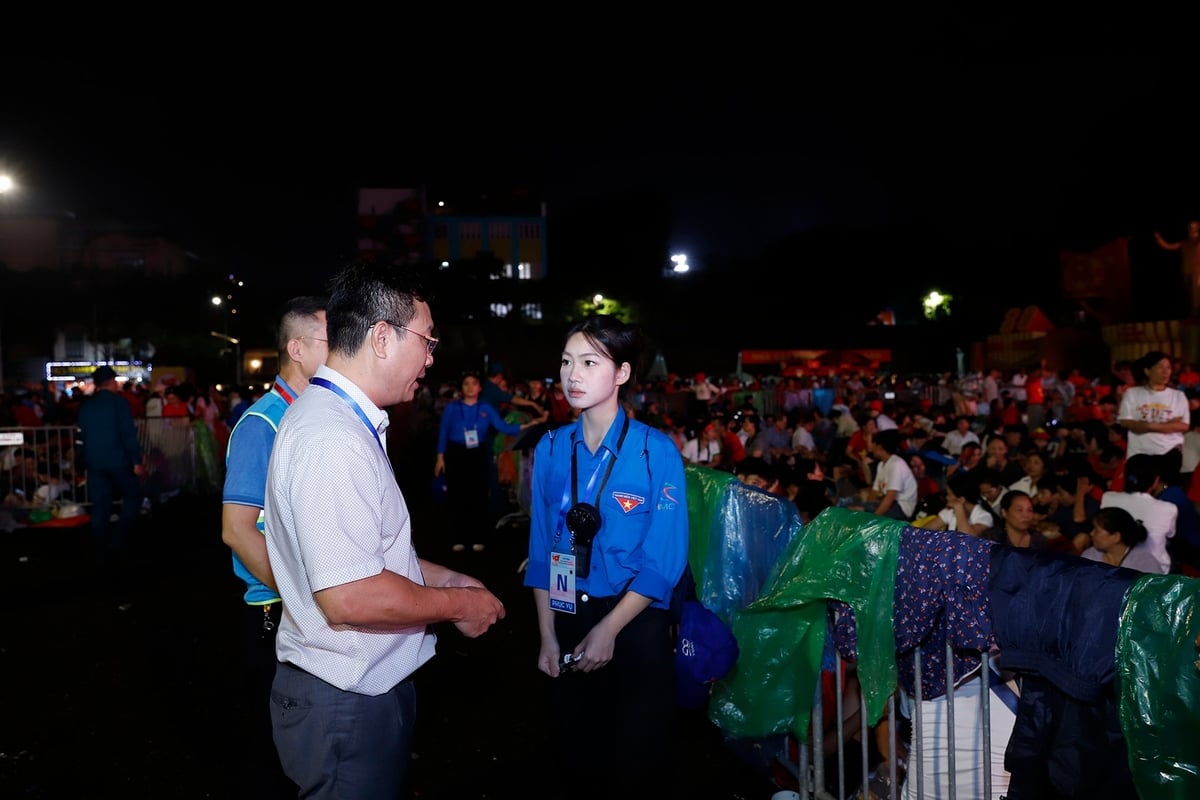 Phó Cục trưởng Cục Môi trường Hồ Kiên Trung chia sẻ với các lực lượng tình nguyện về việc dặn dò bà con khi chờ xem diễu binh thì chủ động thu gom rác của mình và đưa đến nơi quy định, tránh vứt rác bừa bãi. Ảnh: Khương Trung. Phó Cục trưởng Cục Môi trường Hồ Kiên Trung chia sẻ với các lực lượng tình nguyện về việc dặn dò bà con khi chờ xem diễu binh thì chủ động thu gom rác của mình và đưa đến nơi quy định, tránh vứt rác bừa bãi. Ảnh: Khương Trung.