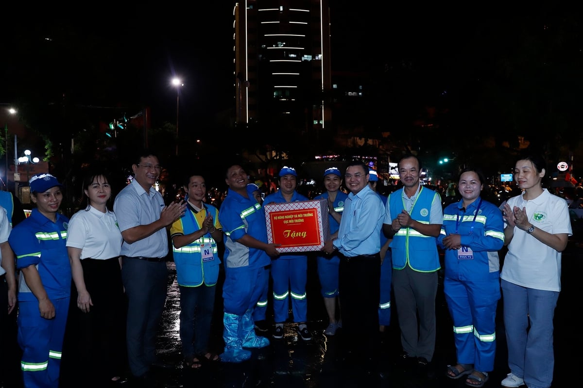 Cục trưởng Cục Môi trường Hoàng Văn Thức chia sẻ với công nhân môi trường. Ảnh: Khương Trung. Cục trưởng Cục Môi trường Hoàng Văn Thức chia sẻ với công nhân môi trường. Ảnh: Khương Trung.