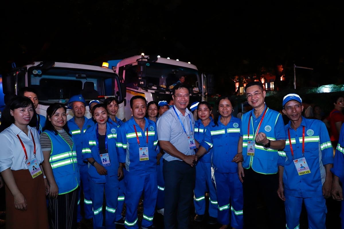 Phó Cục trưởng Cục Môi trường Hồ Kiên Trung cảm ơn các lực lượng công nhân Urenco đã không quản vất vả để làm sạch môi trường, phục vụ cho đại lễ. Ảnh: Khương Trung. Phó Cục trưởng Cục Môi trường Hồ Kiên Trung cảm ơn các lực lượng công nhân Urenco đã không quản vất vả để làm sạch môi trường, phục vụ cho đại lễ. Ảnh: Khương Trung.
