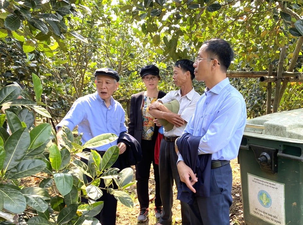 Giáo sư Trần Thục thường chia sẻ và gợi ý những cách tiếp cận đa chiều về biến đổi khí hậu với lớp các nhà khoa học tiếp bước. Ảnh: Hoài Linh. Giáo sư Trần Thục thường chia sẻ và gợi ý những cách tiếp cận đa chiều về biến đổi khí hậu với lớp các nhà khoa học tiếp bước. Ảnh: Hoài Linh.