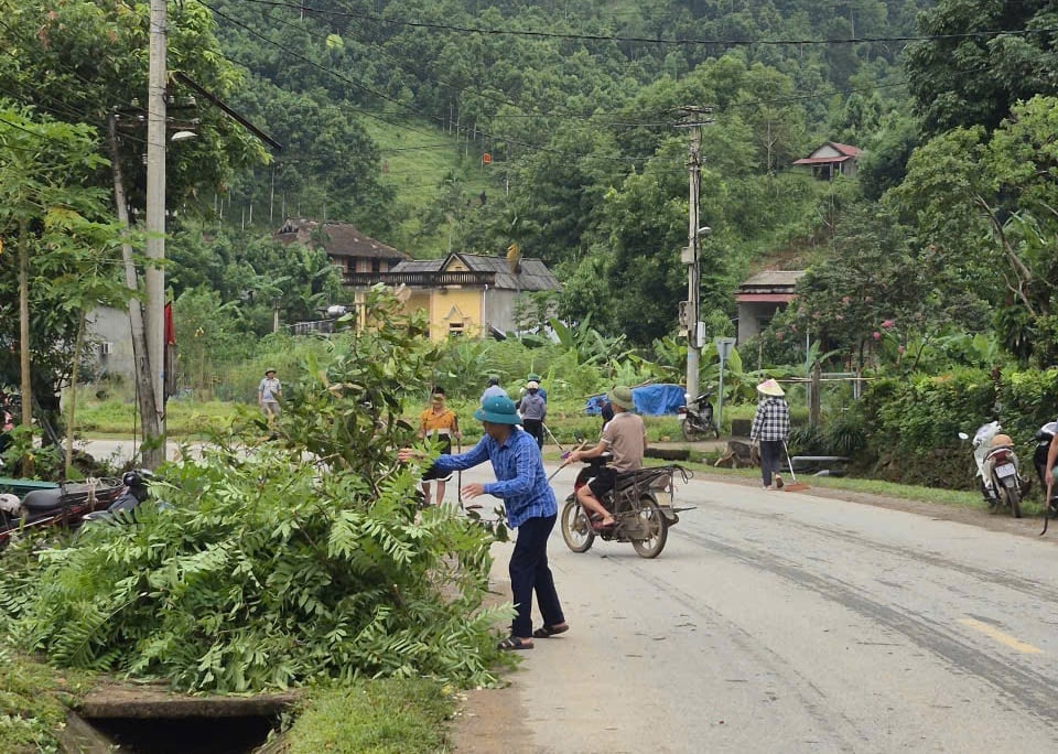 Xã Hưng Khánh phát động phong trào vệ sinh môi trường gắn với chương trình 'Ngày cuối tuần cùng dân và doanh nghiệp'. Ảnh: Minh Trang. Xã Hưng Khánh phát động phong trào vệ sinh môi trường gắn với chương trình 'Ngày cuối tuần cùng dân và doanh nghiệp'. Ảnh: Minh Trang.