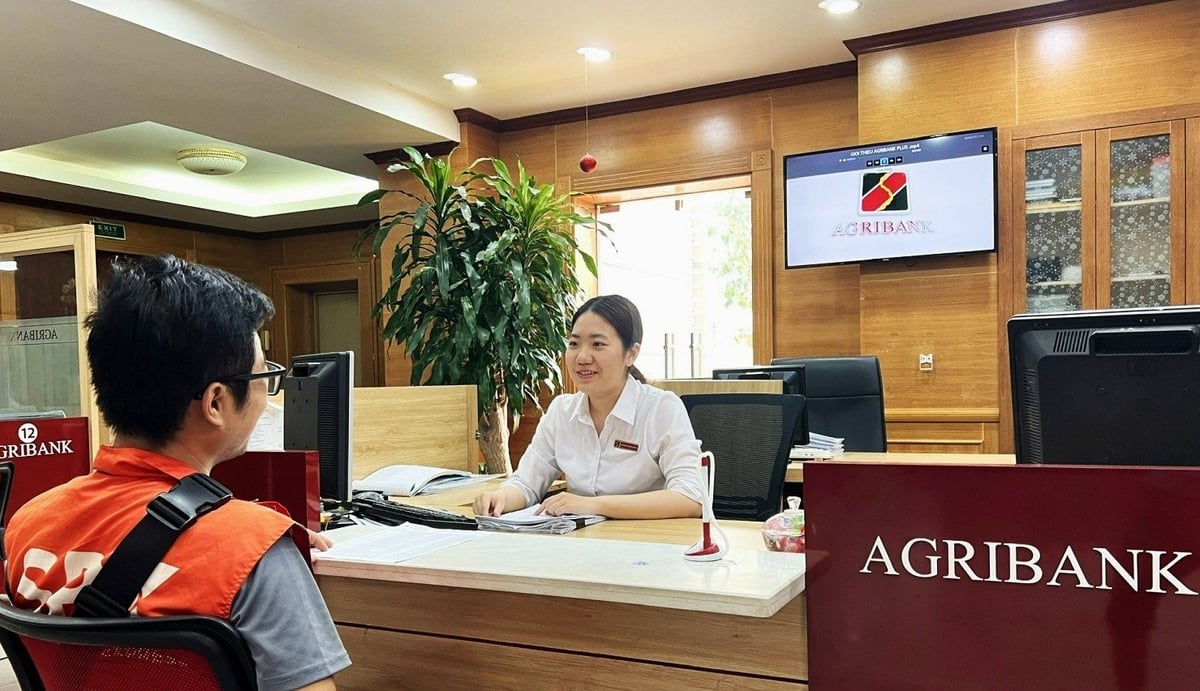 Cán bộ Agribank trong toàn hệ thống hỗ trợ khách hàng nhận quà tặng Quốc Khánh trong những ngày nghỉ lễ. Ảnh: Agribank.