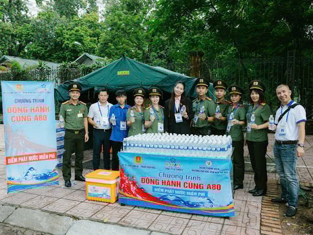 Cán bộ Trung đoàn 600đồng hành cùng A80, phát nước miễn phí cho người dân xem diễu binh, diễu hành. Ảnh: Trung đoàn 600. Cán bộ Trung đoàn 600đồng hành cùng A80, phát nước miễn phí cho người dân xem diễu binh, diễu hành. Ảnh: Trung đoàn 600.