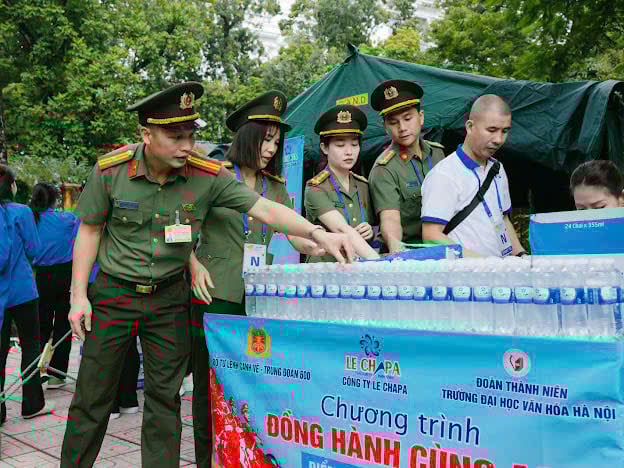 Cán bộ Trung đoàn 600 đồng hành cùng A80, phát nước miễn phí cho người dân xem diễu binh, diễu hành. Ảnh: Trung đoàn 600. Cán bộ Trung đoàn 600 đồng hành cùng A80, phát nước miễn phí cho người dân xem diễu binh, diễu hành. Ảnh: Trung đoàn 600.