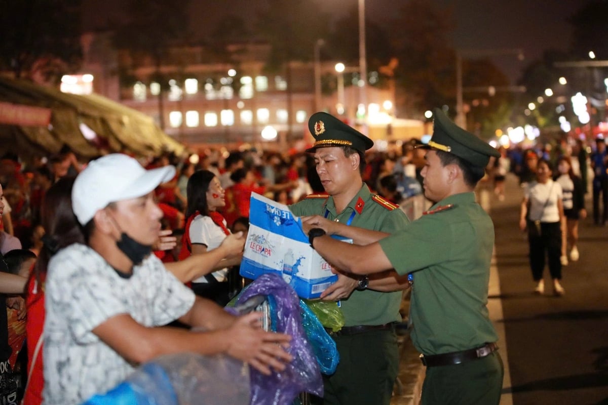 Cán bộ Trung đoàn 600 tiếp nước cho người dân xem diễu binh, diễu hành. Ảnh: Trung đoàn 600. Cán bộ Trung đoàn 600 tiếp nước cho người dân xem diễu binh, diễu hành. Ảnh: Trung đoàn 600.