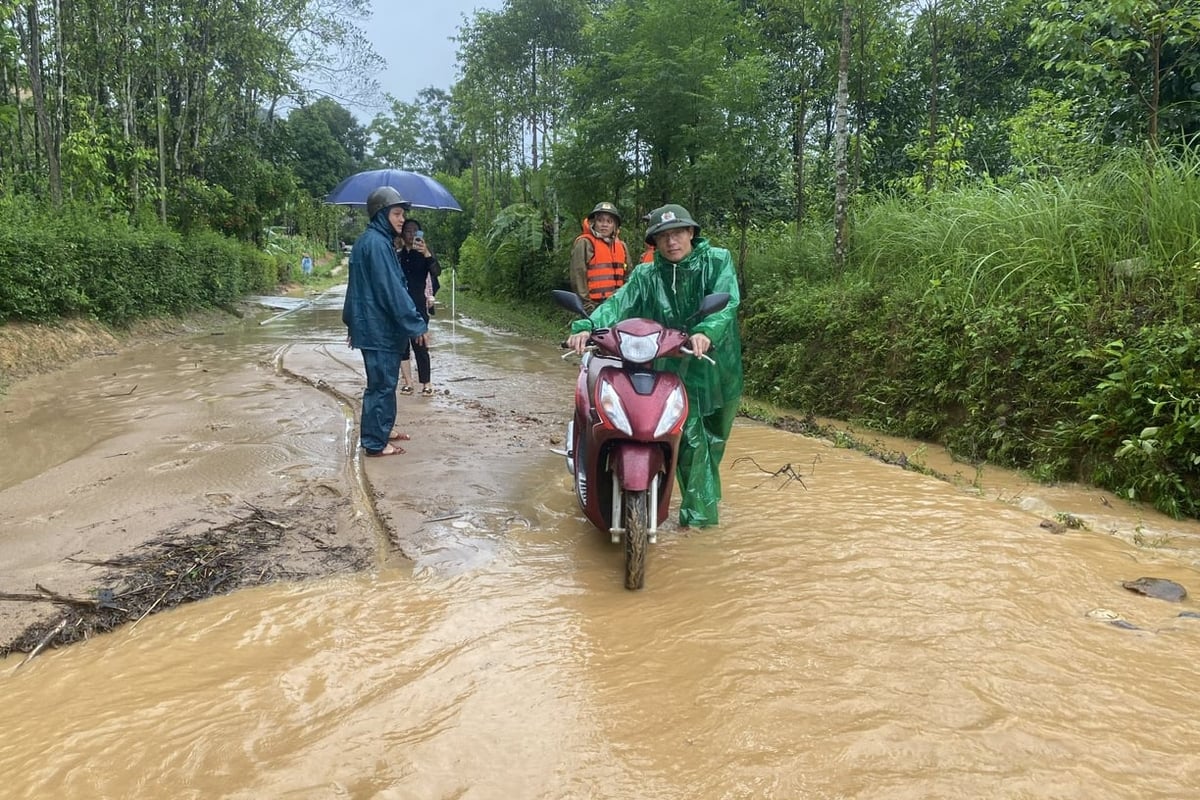 Các tuyến đường bị chia cắt cục bộ. Ảnh: Hưng Phúc. Các tuyến đường bị chia cắt cục bộ. Ảnh: Hưng Phúc.