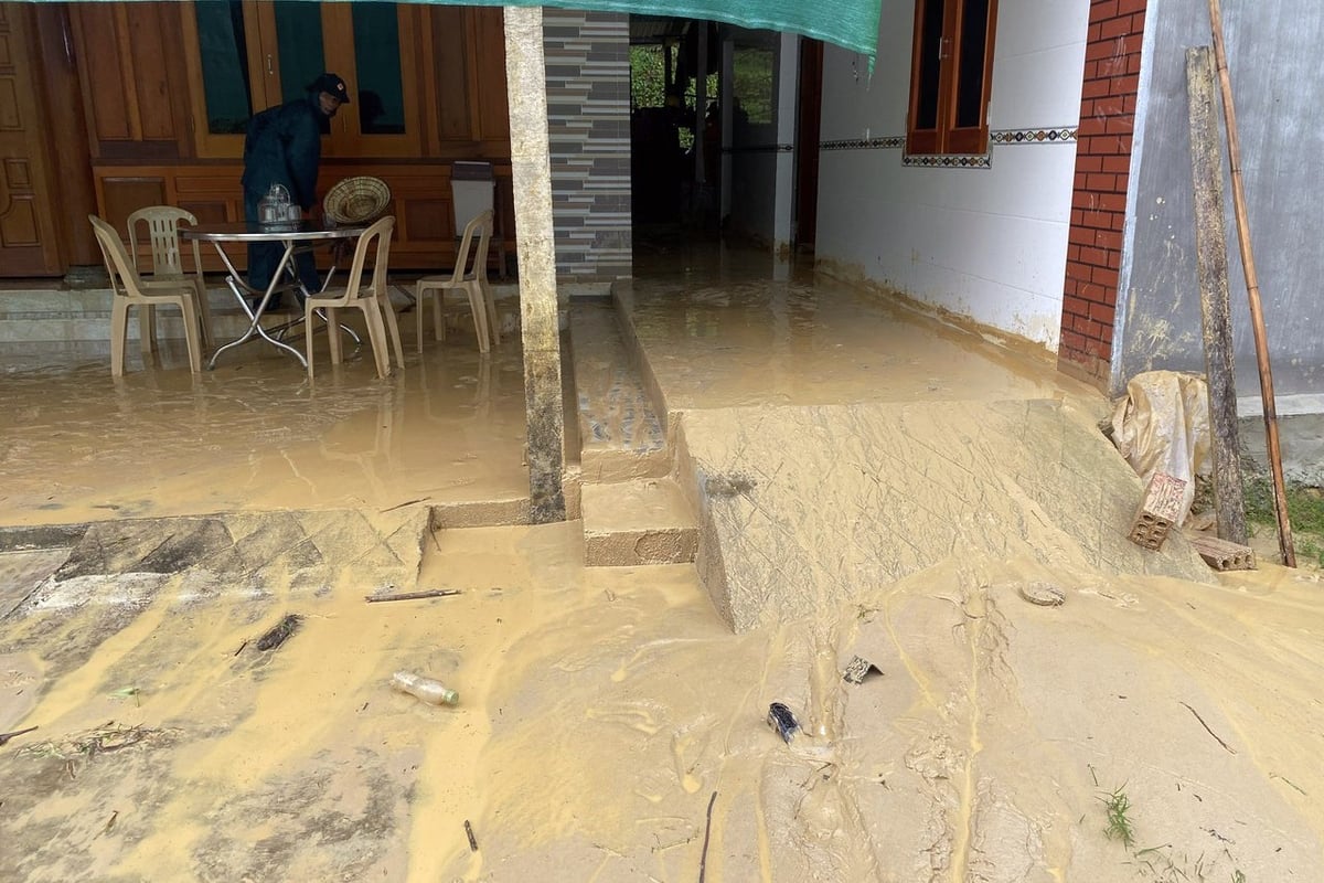 Một ngôi nhà cạnh đường mòn Hồ Chí Minh bị nước tràn vào nhà. Ảnh: Hưng Phúc. Một ngôi nhà cạnh đường mòn Hồ Chí Minh bị nước tràn vào nhà. Ảnh: Hưng Phúc.