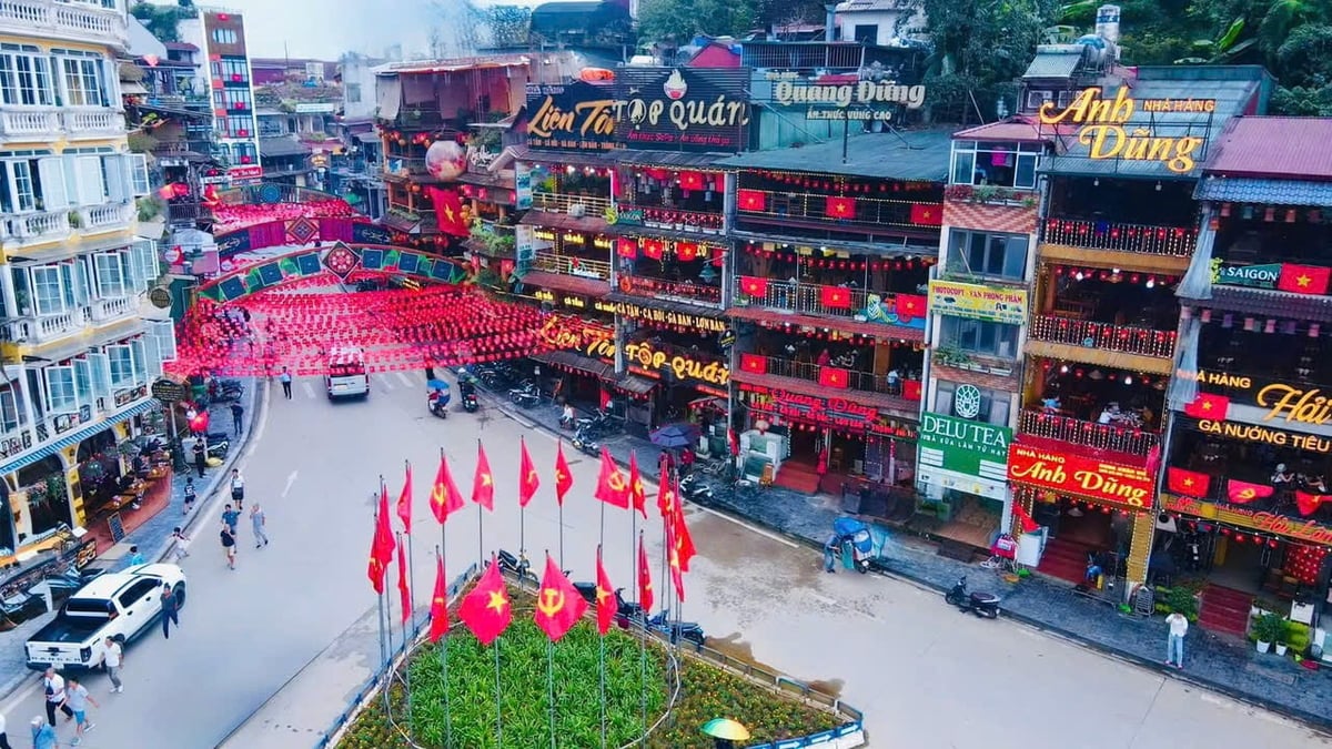 Nhiều tuyến phố của tỉnh Lào Cai được trang trí cờ hoa rực rỡ. Ảnh: Tuệ Nhi. Nhiều tuyến phố của tỉnh Lào Cai được trang trí cờ hoa rực rỡ. Ảnh: Tuệ Nhi.