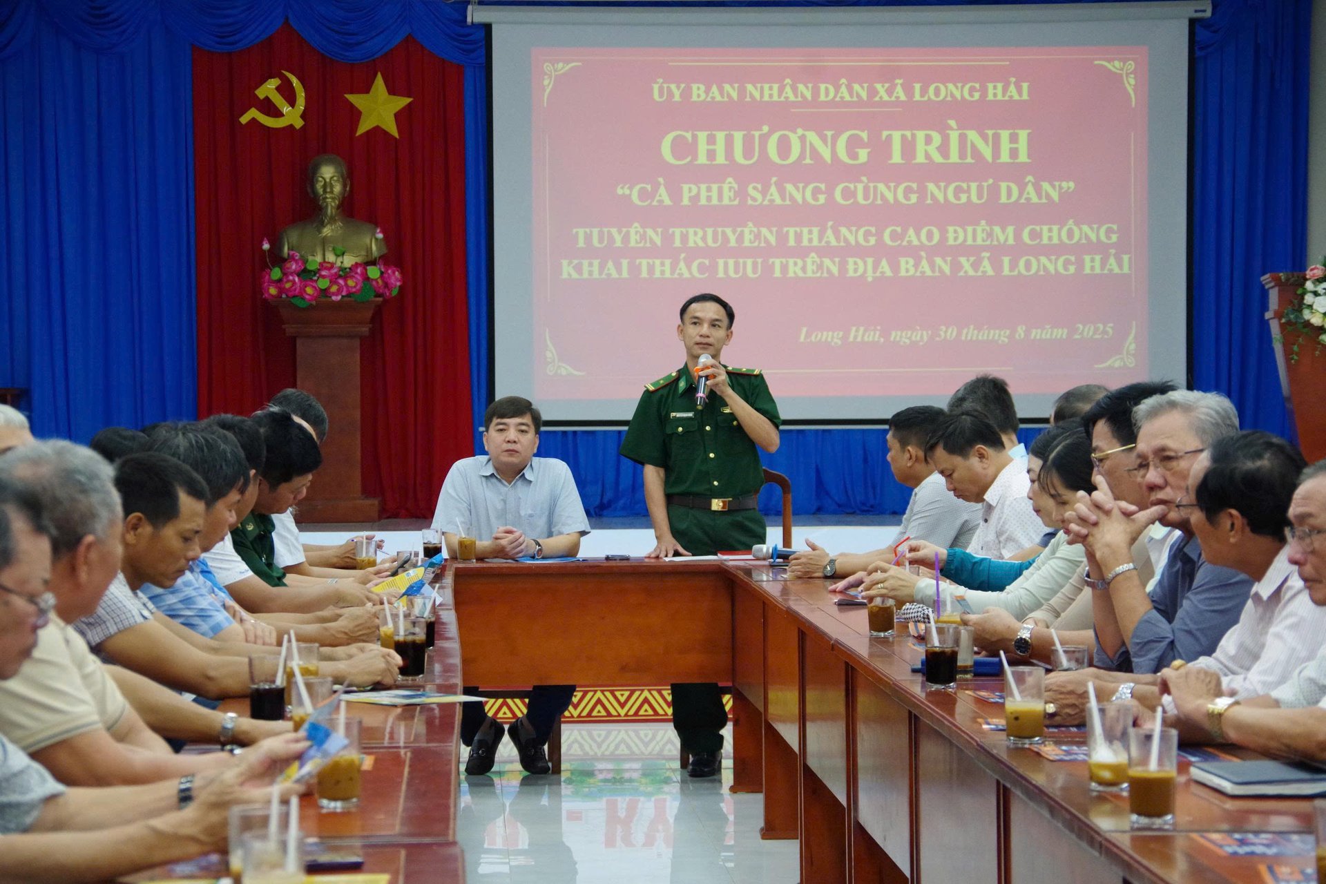Thiếu tá Nguyễn Mạnh Hùng, Chính trị viên Đồn Biên phòng Phước Tỉnh đã thông tin về một số vấn đề có liên quan đến hoạt động khai thác thủy sản trong chương trình cà phê sáng cùng ngư dân xã Long Hải. Ảnh: Văn Danh.