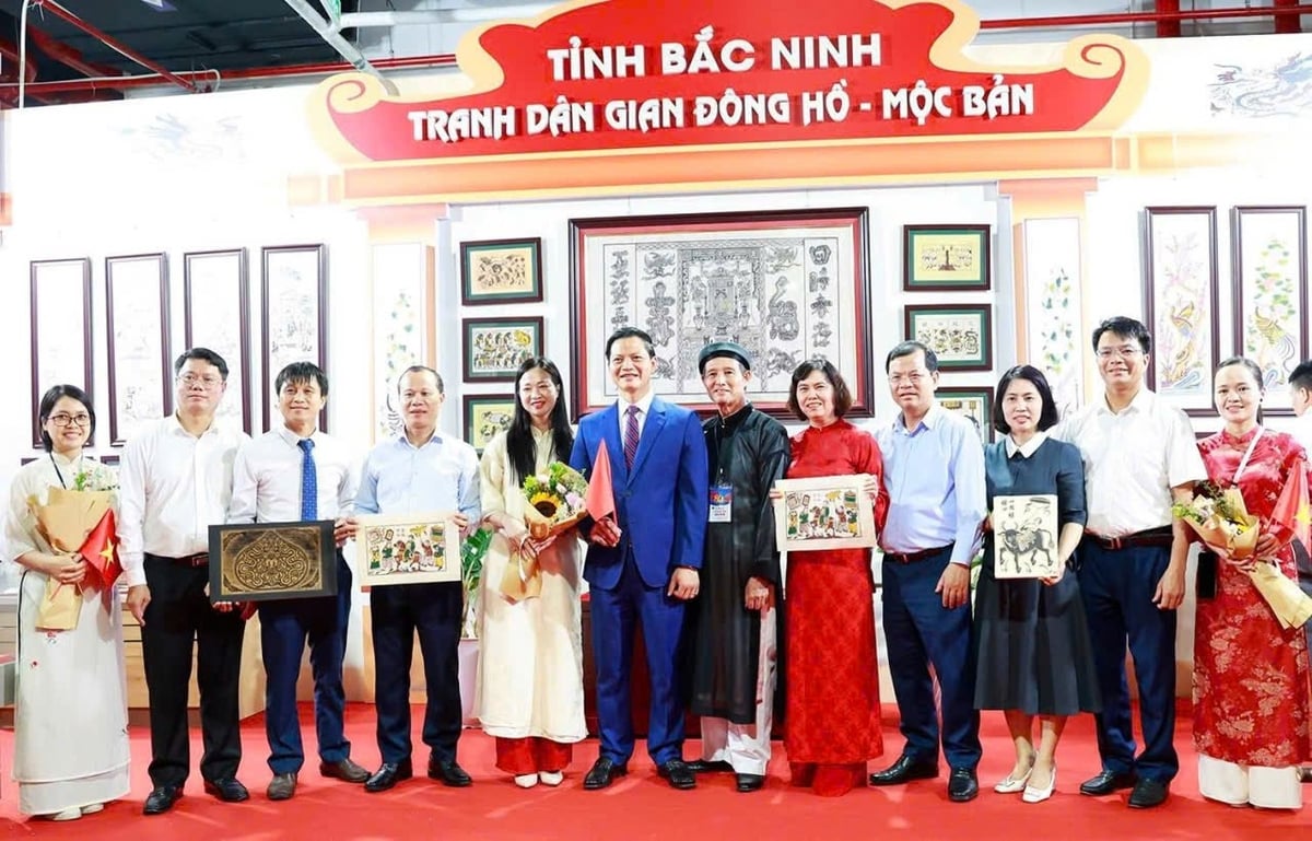 Đoàn đại biểu tỉnh Bắc Ninh chụp ảnh cùng các nghệ nhân và du khách tham quan trải nghiệm in tranh dân gian Đông Hồ. Ảnh: Hồng Hà. Đoàn đại biểu tỉnh Bắc Ninh chụp ảnh cùng các nghệ nhân và du khách tham quan trải nghiệm in tranh dân gian Đông Hồ. Ảnh: Hồng Hà.