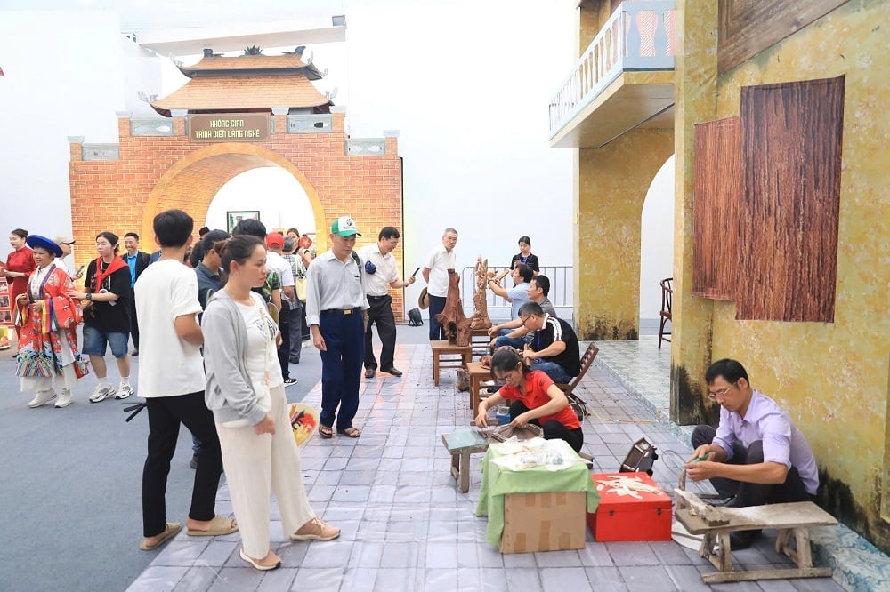Du khách thăm quan gian hàng thủ công mỹ nghệ tại triển lãm. Ảnh: Sở Văn Hóa và Thể thao. Du khách thăm quan gian hàng thủ công mỹ nghệ tại triển lãm. Ảnh: Sở Văn Hóa và Thể thao.