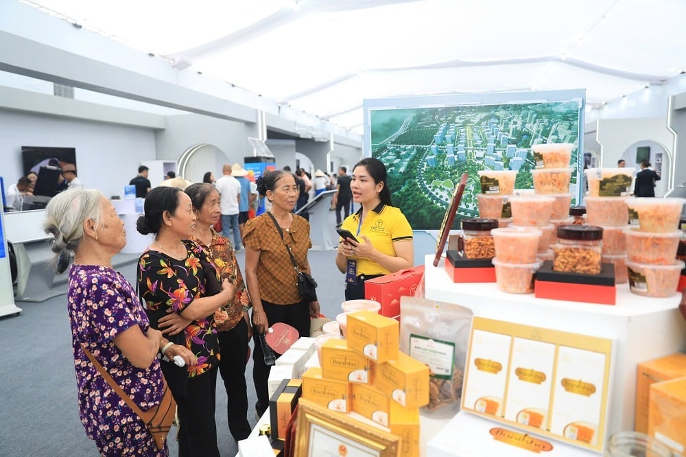 Du khách các tình thành đến thăm gian hàng ẩm thực tại triển lãm. Ảnh: Sở Văn hóa và Thể thao. Du khách các tình thành đến thăm gian hàng ẩm thực tại triển lãm. Ảnh: Sở Văn hóa và Thể thao.