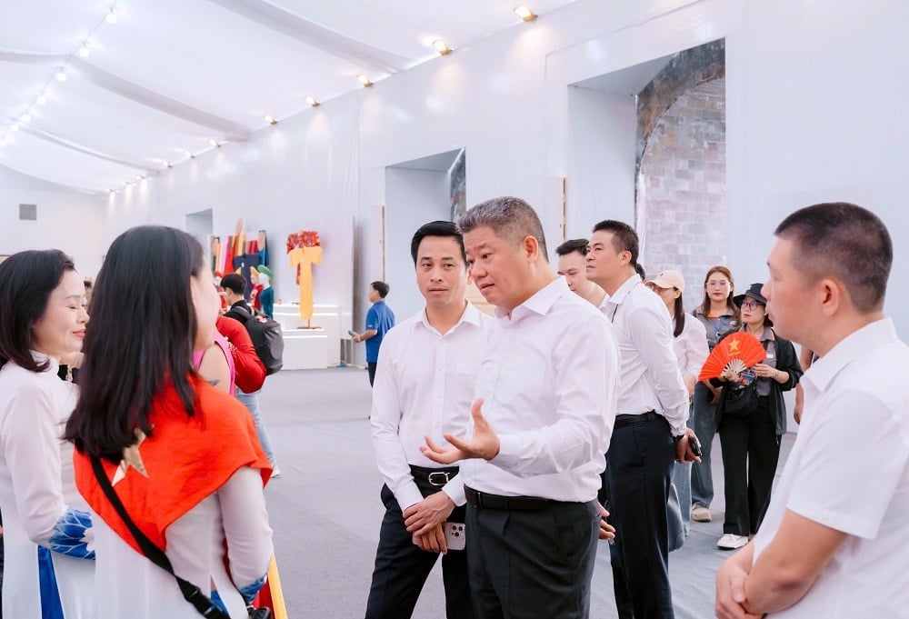 Phó Chủ tịch UBND TP Nguyễn Mạnh Quyền chia sẻ với du khách việc gìn giữ và phát huy truyền thống văn hóa ngàn năm của Thủ đô. Ảnh: Sở Văn hóa và Thể thao. Phó Chủ tịch UBND TP Nguyễn Mạnh Quyền chia sẻ với du khách việc gìn giữ và phát huy truyền thống văn hóa ngàn năm của Thủ đô. Ảnh: Sở Văn hóa và Thể thao.