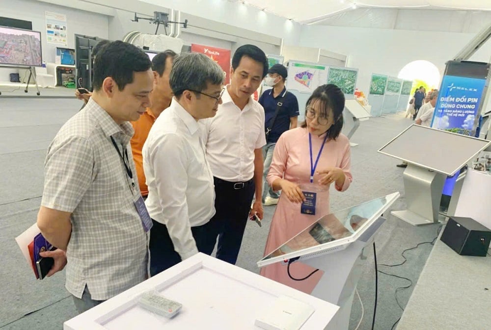 Phó Chủ tịch UBND TP Hà Nội Trương Việt Dũng tới thăm không gian triển lãm. Ảnh: Sở Văn hóa và Thể thao. Phó Chủ tịch UBND TP Hà Nội Trương Việt Dũng tới thăm không gian triển lãm. Ảnh: Sở Văn hóa và Thể thao.