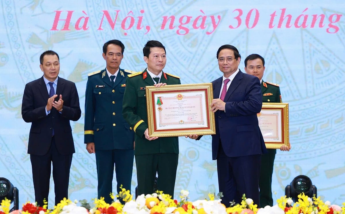 Ông Trần Minh Đạt - Phó Tổng Giám đốc MB đón nhận Huân chương Bảo vệ Tổ quốc hạng Nhất. Ảnh: MB. Ông Trần Minh Đạt - Phó Tổng Giám đốc MB đón nhận Huân chương Bảo vệ Tổ quốc hạng Nhất. Ảnh: MB.
