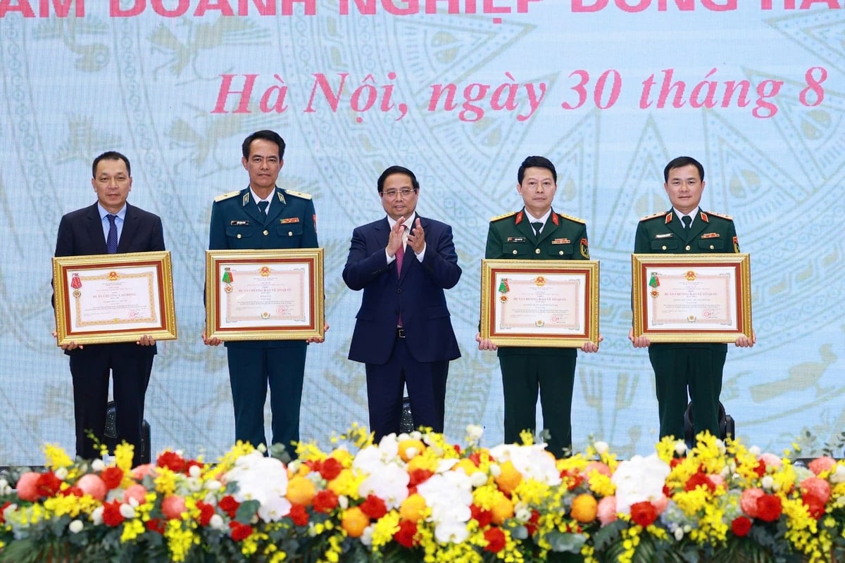 Thủ tướng Chính phủ Phạm Minh Chính trao Huân chương Bảo vệ Tổ quốc cho đại diện các đơn vị tiêu biểu. Ảnh: MB. Thủ tướng Chính phủ Phạm Minh Chính trao Huân chương Bảo vệ Tổ quốc cho đại diện các đơn vị tiêu biểu. Ảnh: MB.
