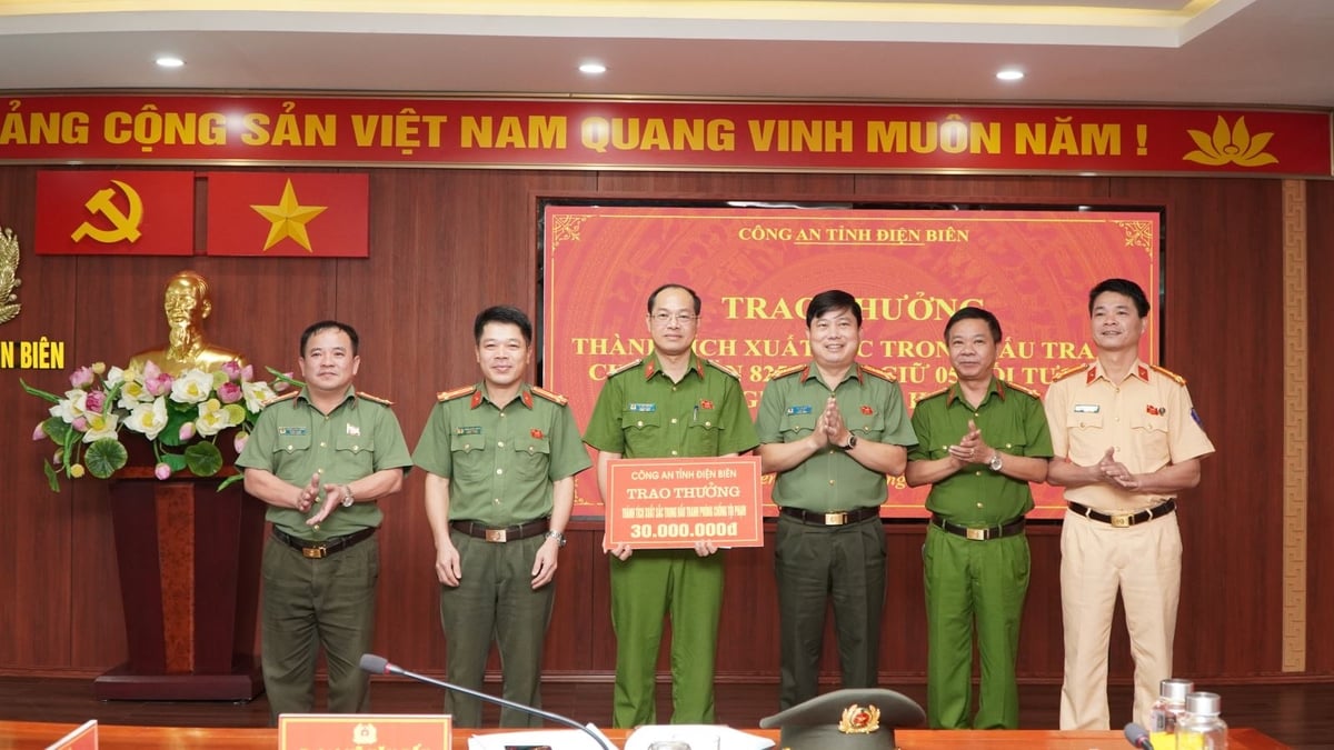 Giám đốc Công an tỉnh Điện Biên khen thưởng lực lượng tham gia phá án. Ảnh: Công an tỉnh Điện Biên. Giám đốc Công an tỉnh Điện Biên khen thưởng lực lượng tham gia phá án. Ảnh: Công an tỉnh Điện Biên.
