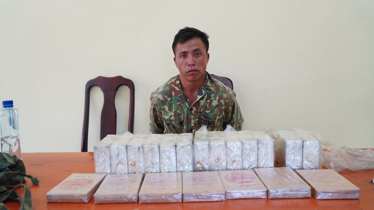 Đối tượng Lầu A Chu cùng 33 bánh heroin. Ảnh: Công an tỉnh Điện Biên. Đối tượng Lầu A Chu cùng 33 bánh heroin. Ảnh: Công an tỉnh Điện Biên.