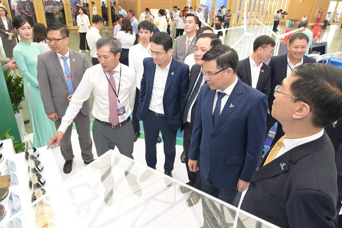 Lãnh đạo Petrovietnam tham quan gian trưng bày của PVEP. Ảnh: PVEP. Lãnh đạo Petrovietnam tham quan gian trưng bày của PVEP. Ảnh: PVEP.