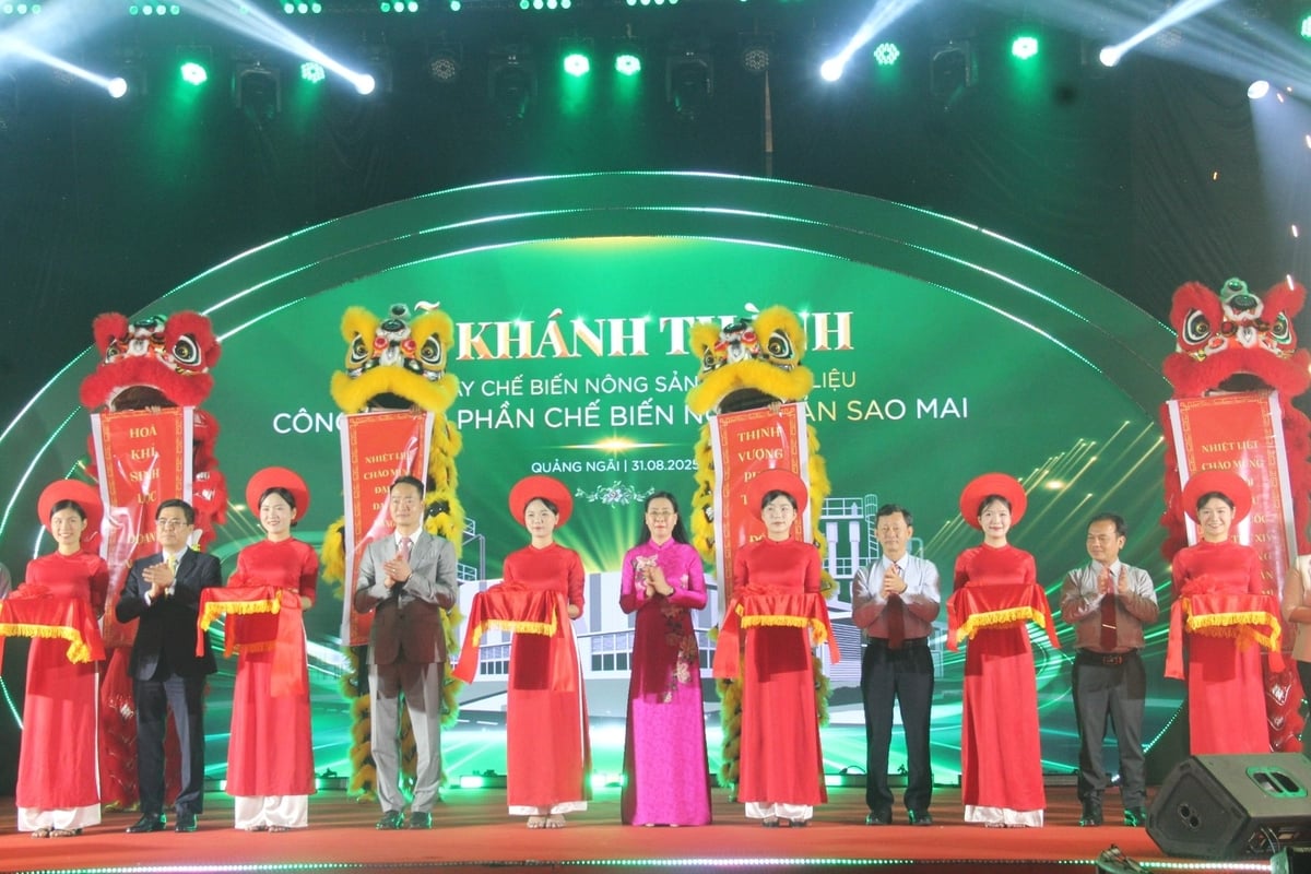 Lãnh đạo tỉnh Quảng Ngãi cắt băng khánh thành Nhà máy chế biến Nông sản và dược liệu Sao Mai. Ảnh: L.K. Lãnh đạo tỉnh Quảng Ngãi cắt băng khánh thành Nhà máy chế biến Nông sản và dược liệu Sao Mai. Ảnh: L.K.