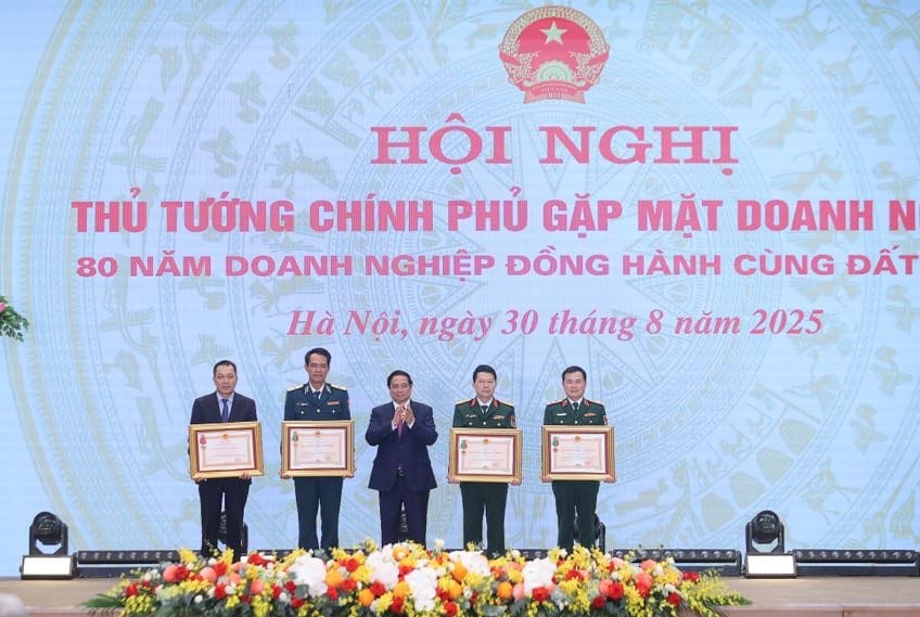 Chủ tịch HĐTV EVN Đặng Hoàng An (ngoài cùng bên trái) đại diện EVN đón nhận Huân chương Lao động hạng Nhì. Ảnh: VGP.