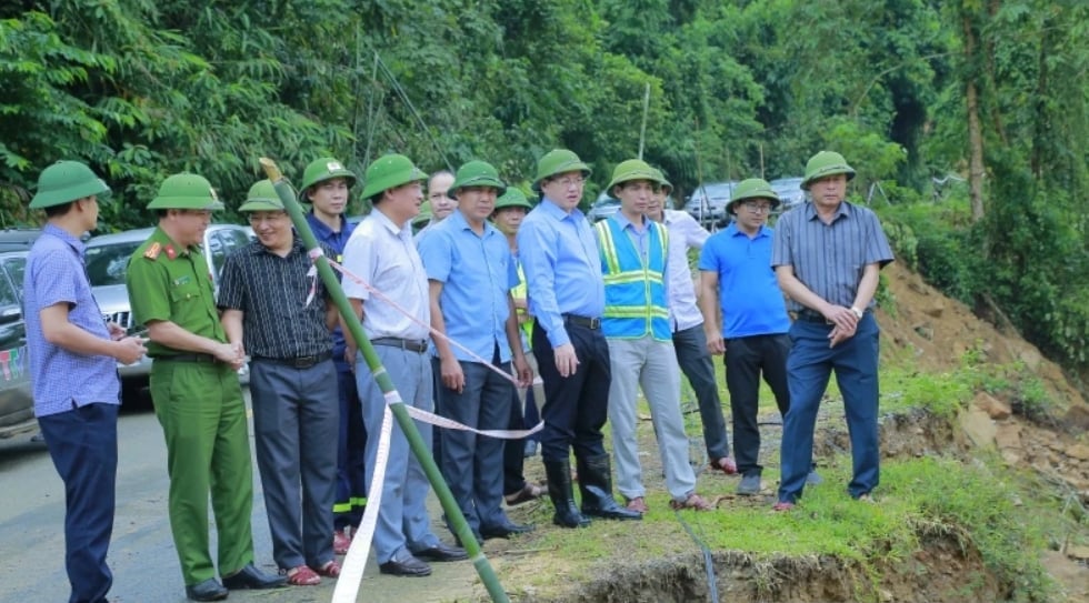 Phó Chủ tịch UBND tỉnh Mai Xuân Liêm cùng đoàn công tác kiểm tra sạt lở trên tuyến Quốc Lộ 47 đoạn qua xã Yên Nhân. Ảnh: Lê Hợi. Phó Chủ tịch UBND tỉnh Mai Xuân Liêm cùng đoàn công tác kiểm tra sạt lở trên tuyến Quốc Lộ 47 đoạn qua xã Yên Nhân. Ảnh: Lê Hợi.