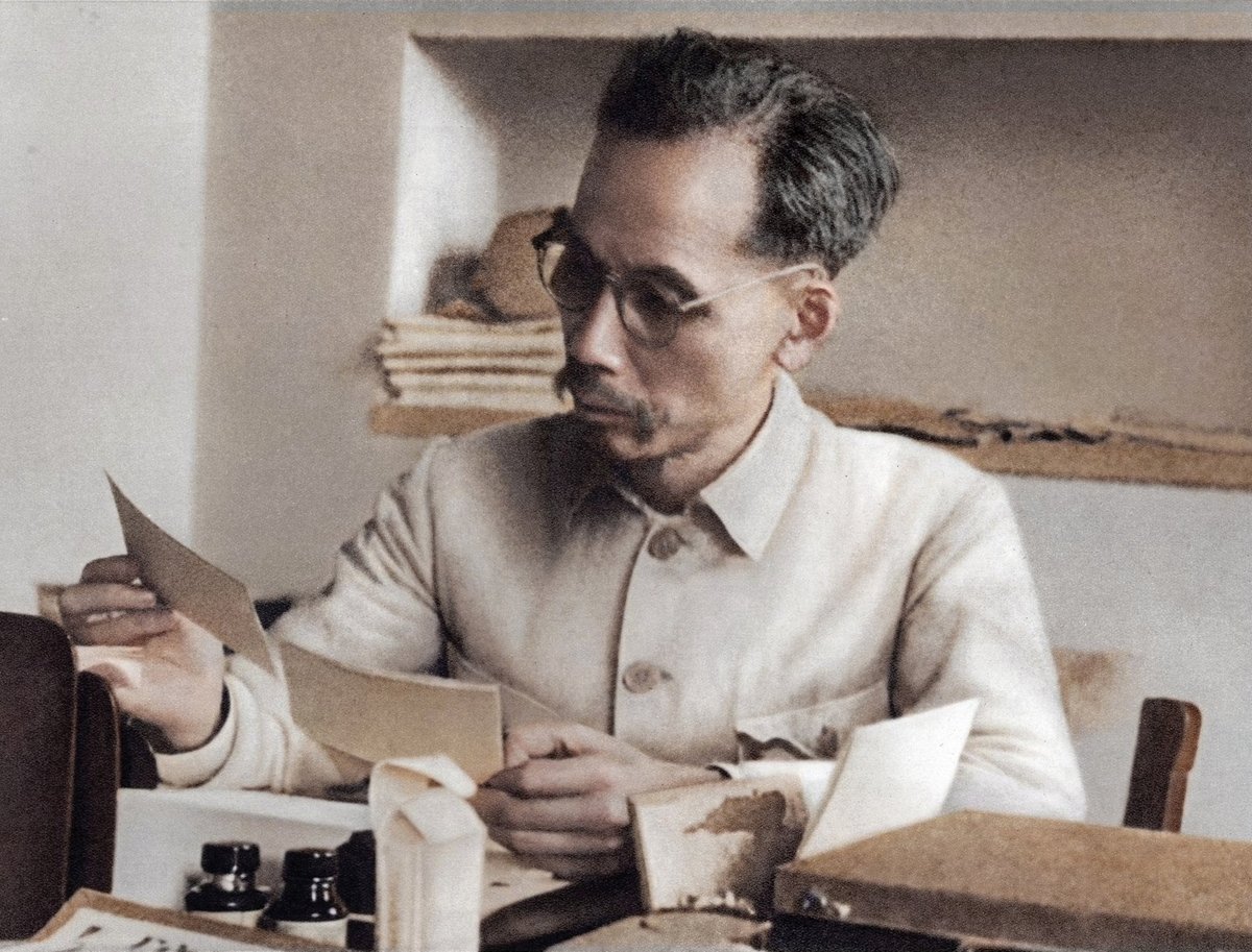 Chủ tịch Hồ Chí Minh trong phòng làm việc tại Bắc Bộ phủ, 1946. Ảnh trong sách. Chủ tịch Hồ Chí Minh trong phòng làm việc tại Bắc Bộ phủ, 1946. Ảnh trong sách.