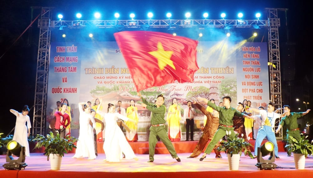 Khúc hát múa 'Mười chín Tháng Tám - Lá cờ Tháng Tám - Tuyên ngôn Độc lập' mở đầu chương trình. Ảnh: Phạm Minh. Khúc hát múa 'Mười chín Tháng Tám - Lá cờ Tháng Tám - Tuyên ngôn Độc lập' mở đầu chương trình. Ảnh: Phạm Minh.