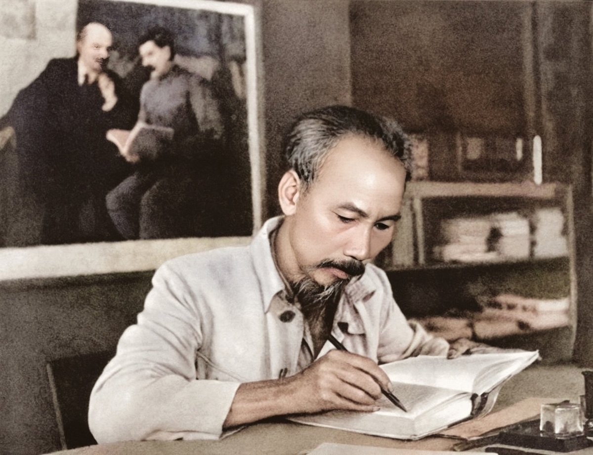 Chủ tịch Hồ Chí Minh trong phòng làm việc tại Căn cứ Việt Bắc, năm 1951. Ảnh trong sách. Chủ tịch Hồ Chí Minh trong phòng làm việc tại Căn cứ Việt Bắc, năm 1951. Ảnh trong sách.