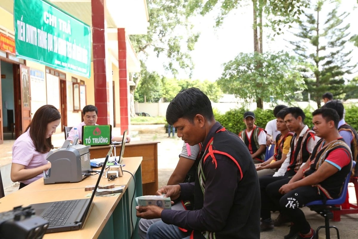 Người dân chờ nhận chi trả tiền dịch vụ môi trường rừng. Ảnh: Quỹ Bảo vệ và Phát triển rừng Việt Nam. Người dân chờ nhận chi trả tiền dịch vụ môi trường rừng. Ảnh: Quỹ Bảo vệ và Phát triển rừng Việt Nam.