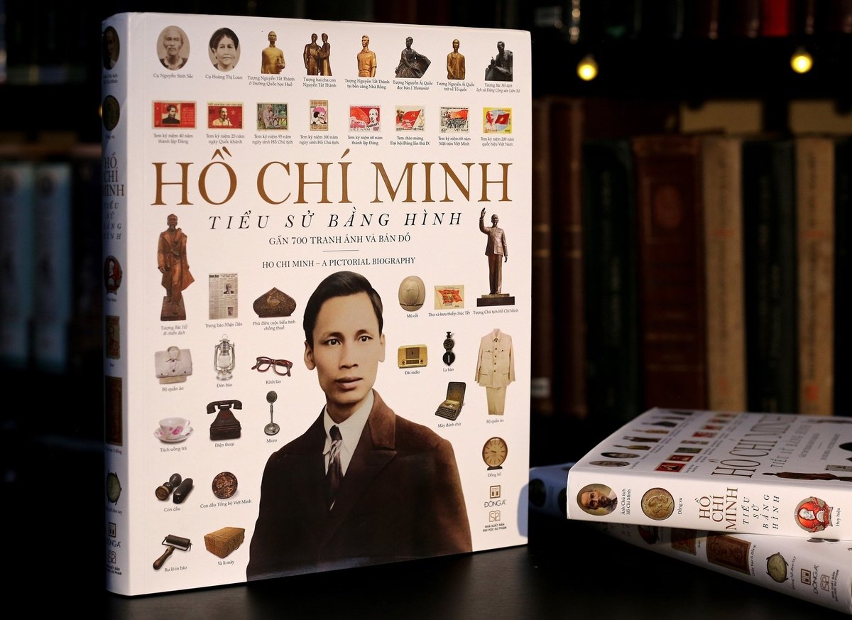 Cuốn sách 'Hồ Chí Minh - Tiểu sử bằng hình' do Đông A thực hiện. Cuốn sách 'Hồ Chí Minh - Tiểu sử bằng hình' do Đông A thực hiện.