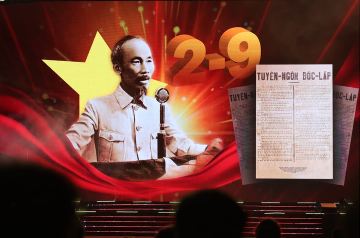 Hồ Chí Minh đã trực tiếp soạn thảo Tuyên ngôn độc lập và chính Người đã thay mặt toàn thể quốc dân đồng bào, tuyên bố nước Việt Nam hoàn toàn độc lập và sự ra đời của nước Việt Nam dân chủ cộng hòa.