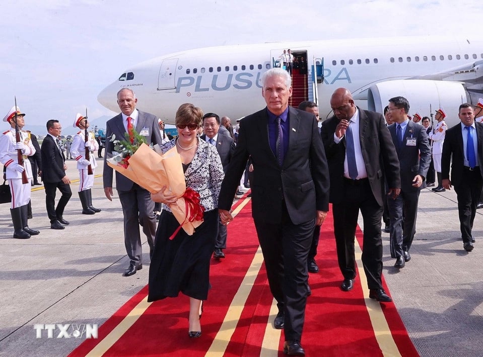 Bí thư Thứ nhất, Chủ tịch Cuba Miguel Diaz-Canel Bermudez và phu nhân tại sân bay Nội Bài sáng 31/8. Ảnh: TTXVN.