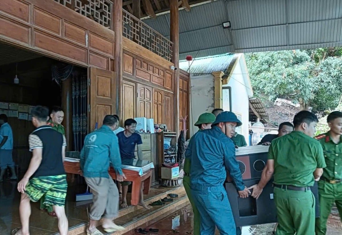 Lực lượng chức năng xã Tam Thái di dời tài sản nhà người dân bị sạt lở. Ảnh: Vương Triều. Lực lượng chức năng xã Tam Thái di dời tài sản nhà người dân bị sạt lở. Ảnh: Vương Triều.