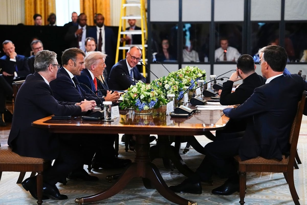 Tổng thống Donald Trump phát biểu với Thủ tướng Anh Keir Starmer, Tổng thống Pháp Emmanuel Macron và Thủ tướng Đức Friedrich Merz trong cuộc gặp với Tổng thống Ukraine Volodymyr Zelensky và các nhà lãnh đạo châu Âu tại Nhà Trắng ở Washington hôm 18/8. Ảnh: ABC News. Tổng thống Donald Trump phát biểu với Thủ tướng Anh Keir Starmer, Tổng thống Pháp Emmanuel Macron và Thủ tướng Đức Friedrich Merz trong cuộc gặp với Tổng thống Ukraine Volodymyr Zelensky và các nhà lãnh đạo châu Âu tại Nhà Trắng ở Washington hôm 18/8. Ảnh: ABC News.